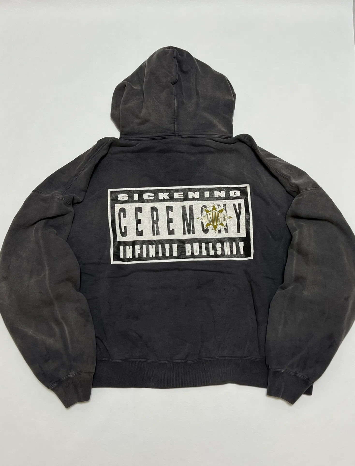 DENIM TEARS x SAINT Mxxxxxx SAINT TEARS Hoodie/BLK Five-pointed star cotton hole-in-the-dark distressed hoodie, washed black S-XL Assute dyeing, whole piece sprayed with horse fade/horse weight, co-branded main mark/cotton wash mark/cherub mark, many hanging holes on the front and rear panels, the original version has the same loose fit